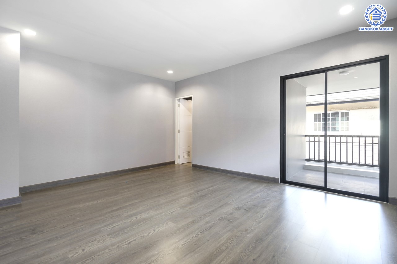 คฤหาสน์มือสองตกแต่งใหม่ โครงการ อักษรา พุทธมณฑลสาย3-บรมราชชนนี ตกแต่งหรูหรา เนื้อที่ 147 ตร.ว. พื้นที่ใช้สอยมากถึง 455 ตร.ม.!! ฟังก์ชันจัดเต็ม 4 ห้องนอนขนาดใหญ่ 5 ห้องน้ำ 1 ห้องแม่บ้าน จอดรถได้ 2 คัน พร้อมพื้นที่สนามหญ้าด้านข้างกว้างถึง 240 ตร.ม. บนทำเลเชื่อมต่อหลายเส้นทาง ใกล้เซ็นทรัลศาลายา, ม.มหิดล ทางคู่ขนานลอยฟ้าบรมราชชนนี และรายล้อมด้วยสิ่งอำนวยความสะดวกครบ!